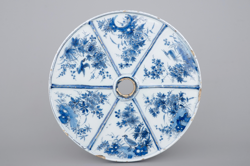 Een zeldzame ronde blauw-witte Delftse taartschaal met vlakverdeling, 17e eeuw